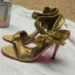 Betsy Johnson satin bow heels gold/bronze